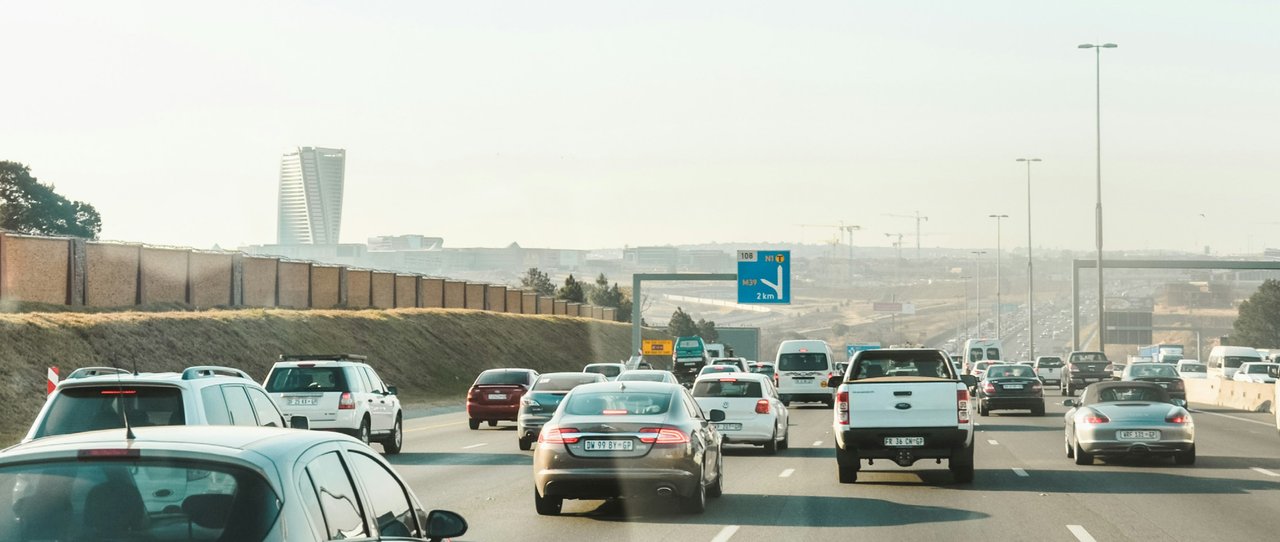 Illustrative reference image: moving vehicles in a road traffic environment
