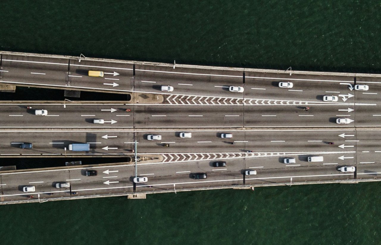 Illustrative reference image: lane markings and vehicle positions on a divided road